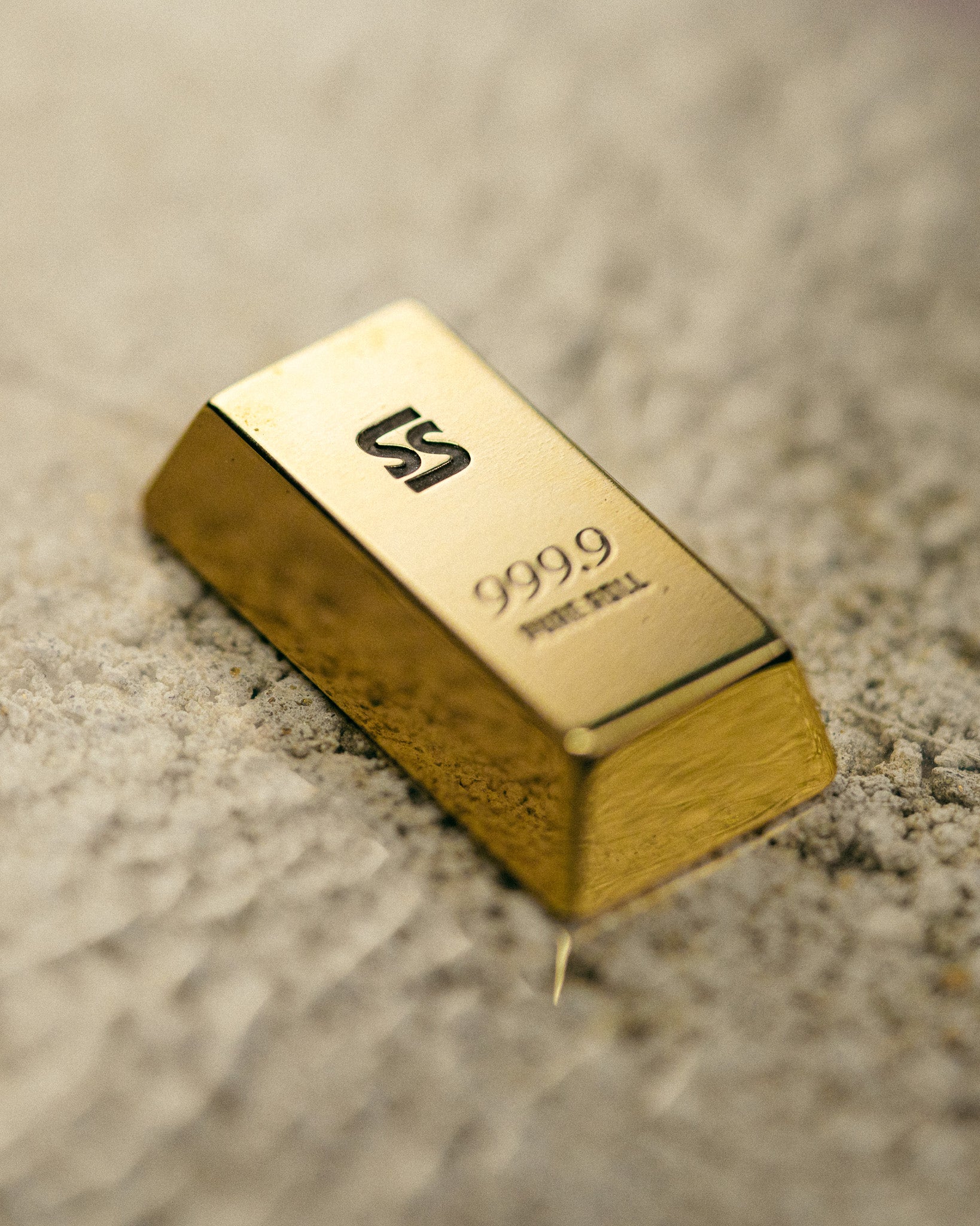 Close up photo of Smallswing Strike Gold Golf Ball Marker